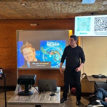 Participantes de workshop de Ignia trabajando en equipo