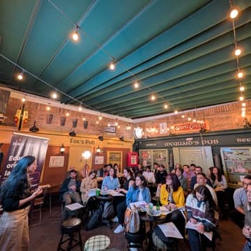 Emprendedores compartiendo ideas en meetup de Ignia